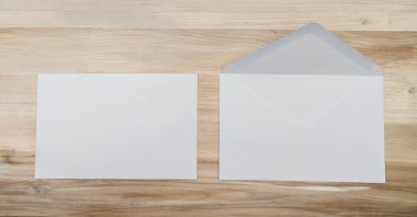 Ahşap arka plan üzerinde boş zarflar