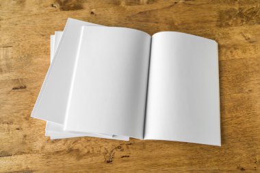 Katalog, dergi boş, sahte ahşap arka plan üzerinde kitap