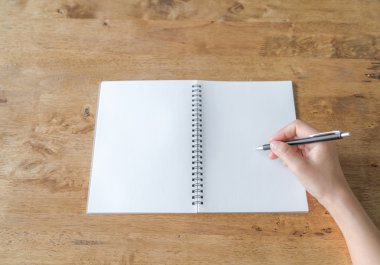 Elleri boş katalog, dergi, kitap sahte ahşap masa üzerinde aç kapıyı 