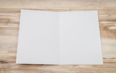 Bifold beyaz şablon Kağıt ahşap doku üzerinde