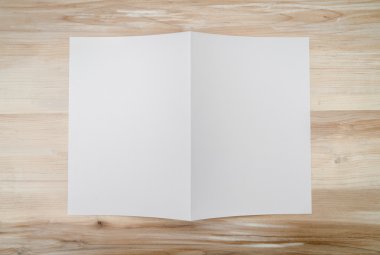 Bifold beyaz şablon Kağıt ahşap doku üzerinde
