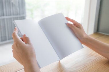 ahşap masa üzerinde boş açık kitap