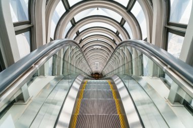 Modern binada yürüyen merdiven