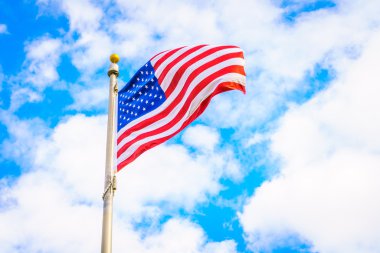 Mavi gökyüzünde Amerikan bayrağı