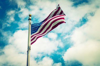 Mavi gökyüzünde Amerikan bayrağı