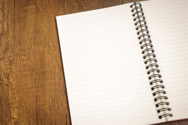 Ahşap bir masa üzerine not defteri