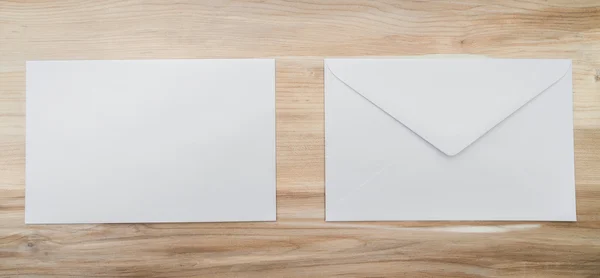 Пустые конверты на деревянном фоне — стоковое фото