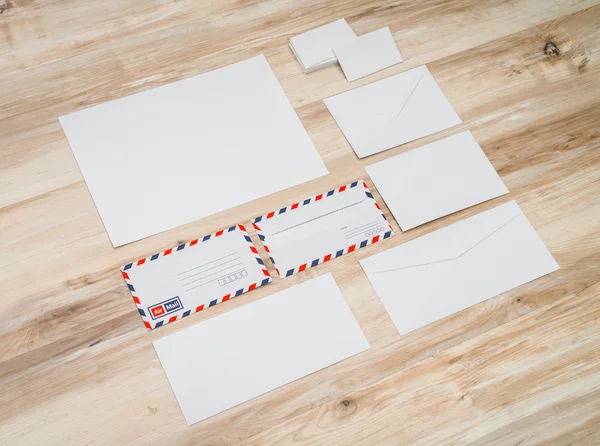 Envelopes em branco sobre fundo de madeira — Fotografia de Stock