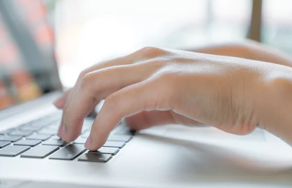 Geschäftsfrau tippt — Stockfoto