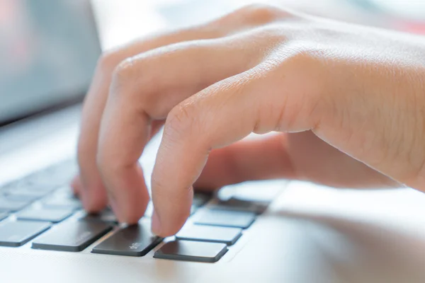 Mujer de negocios escribiendo — Foto de Stock