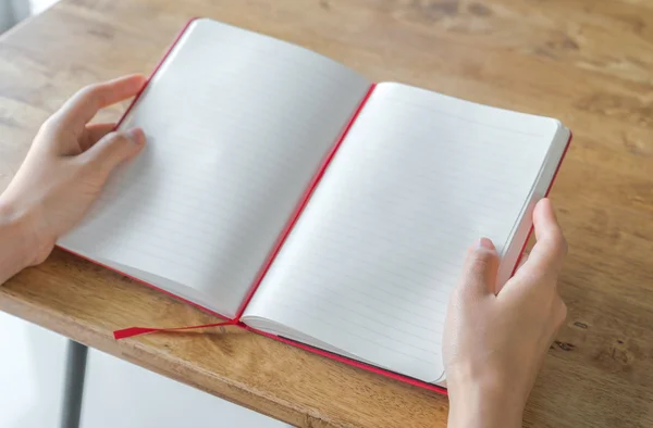 Händer öppen tom katalog, tidskrifter, bok mock på trä bord — Stockfoto