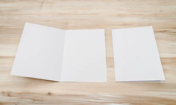 Papel modelo branco bifold na textura da madeira — Fotografia de Stock