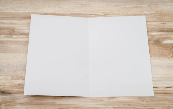 Bifold carta modello bianco su texture di legno — Foto Stock