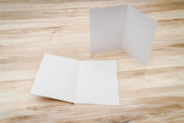 Bifold wit sjabloon papier op houtstructuur — Stockfoto