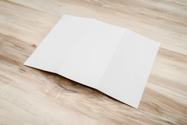 Carta modello trifold bianco su texture in legno — Foto Stock