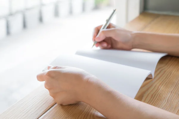 Lege geopende boek over houten tafel — Stockfoto