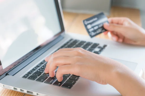 Person anläggning kreditkort — Stockfoto