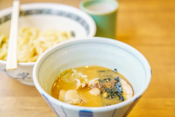 Taitei japonez ramen pe masă — Fotografie, imagine de stoc