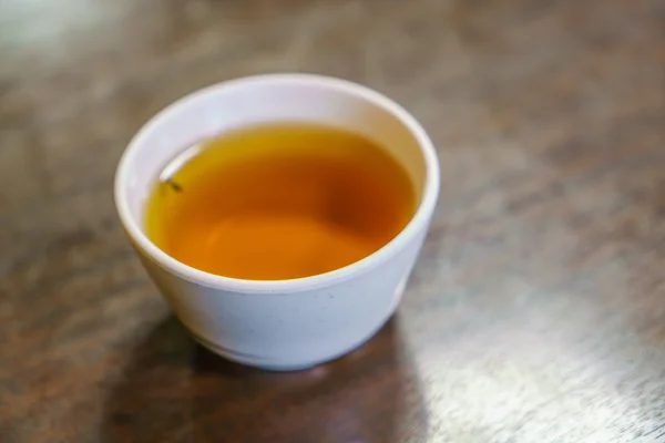 Taza de té japonés sobre mesa de madera — Foto de Stock