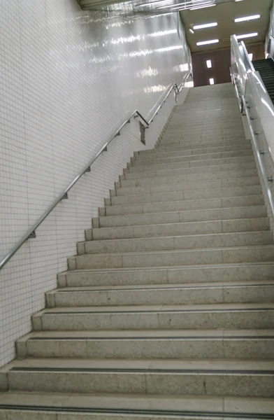 Лестница в метро — стоковое фото
