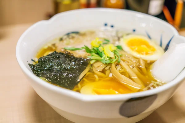 Macarrão ramen japonês na mesa — Fotografia de Stock