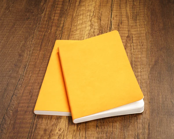 Katalog, dergi boş, sahte ahşap arka plan üzerinde kitap