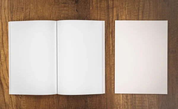 Catalogo in bianco, riviste, libro finto su fondo legno — Foto Stock