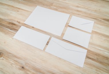 Ahşap arka plan üzerinde boş zarflar