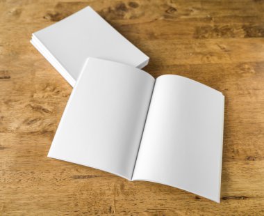 Katalog, dergi boş, sahte ahşap arka plan üzerinde kitap
