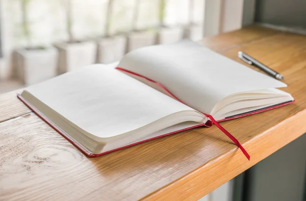 Lege catalogus, tijdschriften, boeken mock up op hout achtergrond — Stockfoto