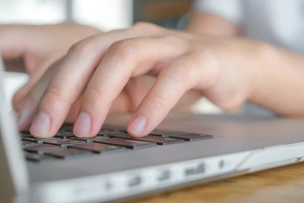 Mujer de negocios escribiendo —  Fotos de Stock