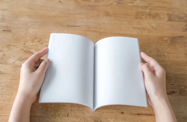 Manos abiertas Catálogo en blanco, revistas, maqueta de libros en la mesa de madera — Foto de Stock