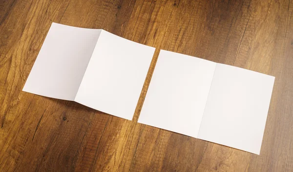 Papel modelo branco bifold na textura da madeira — Fotografia de Stock