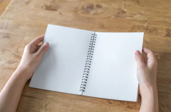 Mãos abertas Catálogo em branco, revistas, livro mock up na mesa de madeira — Fotografia de Stock