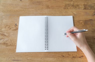 Elleri boş katalog, dergi, kitap sahte ahşap masa üzerinde aç kapıyı 