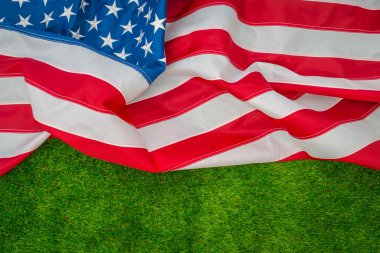 çimlerin üzerine Amerikan bayrağı