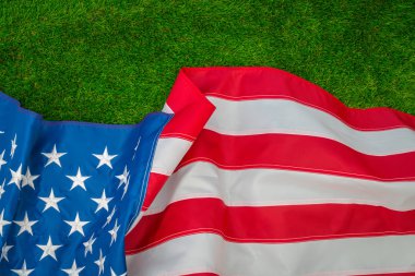 çimlerin üzerine Amerikan bayrağı