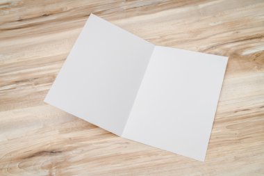 Bifold beyaz şablon Kağıt ahşap doku üzerinde