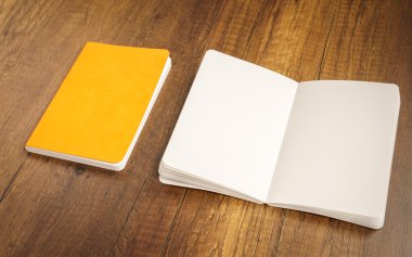 Katalog, dergi boş, sahte ahşap arka plan üzerinde kitap