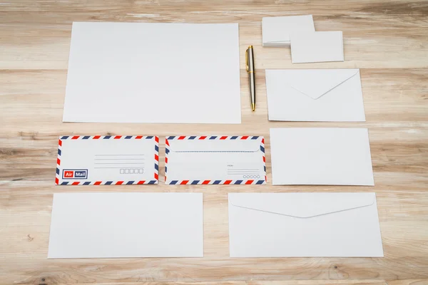 Envelopes em branco sobre fundo de madeira — Fotografia de Stock