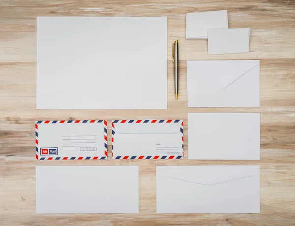 Envelopes em branco sobre fundo de madeira — Fotografia de Stock