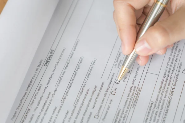 Hand holding pen — Stock Photo, Image