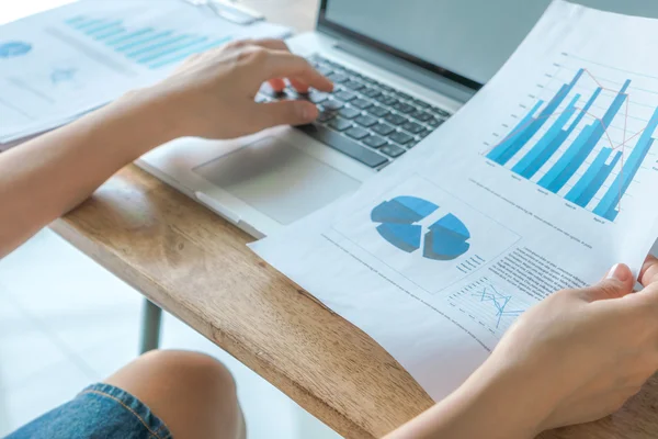 Geschäftsfrau tippt auf Laptop — Stockfoto