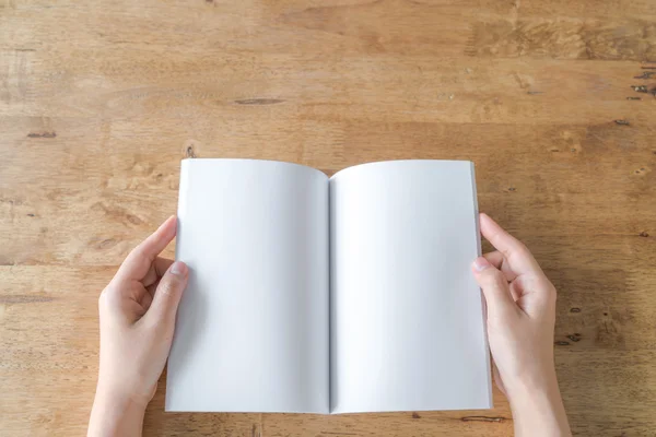 Handen openstellen lege catalogus, tijdschriften, boek mock op houten tafel — Stockfoto