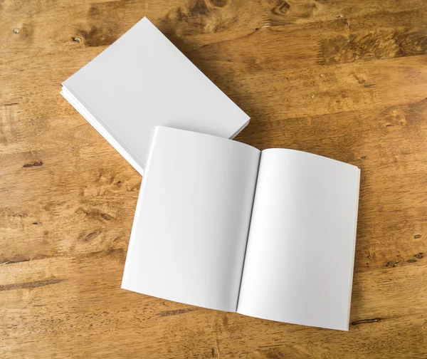 空と白の小冊子 — ストック写真