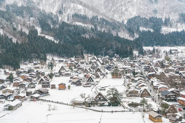 Hermoso pueblo en las montañas de invierno — Foto de Stock