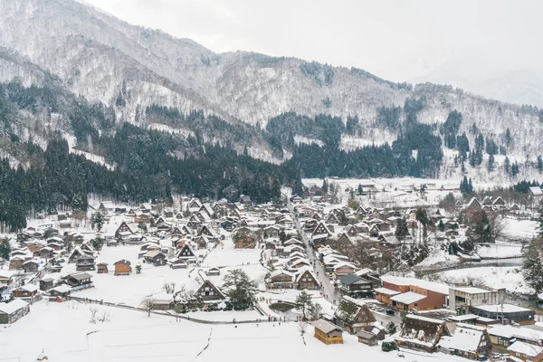 Hermoso pueblo en las montañas de invierno — Foto de Stock