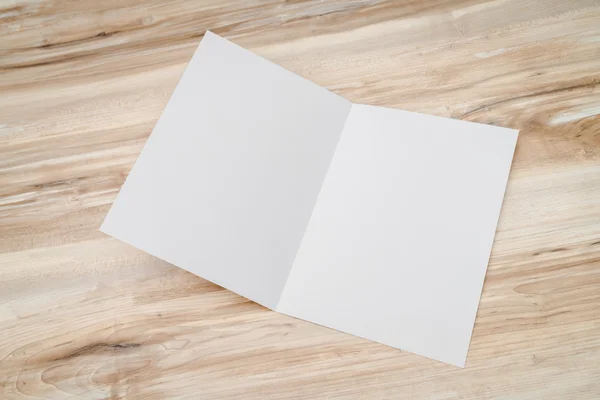 Bifold carta modello bianco su texture di legno — Foto Stock