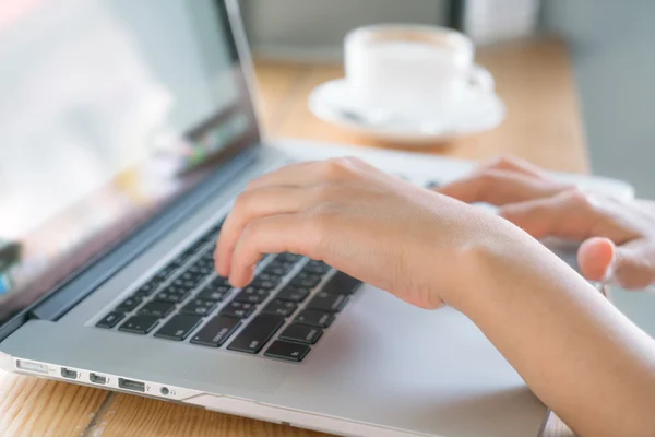 Vrouw typen op toetsenbord — Stockfoto