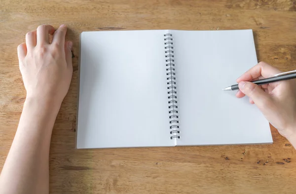 Hände öffnen Blanko-Katalog, Zeitschriften, Buch-Attrappe auf Holztisch — Stockfoto